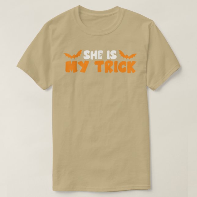 Shes my Trick Halloween Night Bat Candy Magic T-Shirt (Design vorne)