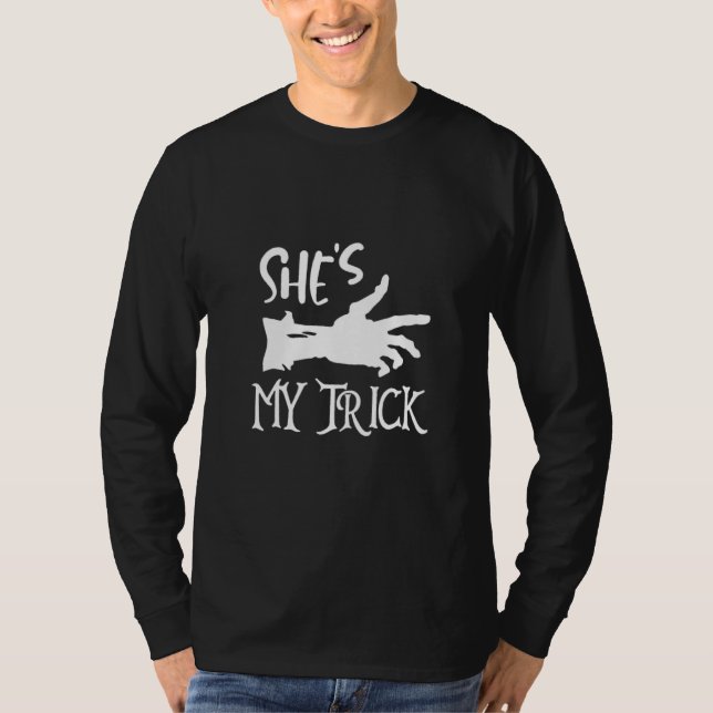 She's My Trick He's My Treat Couples Skeleton Hand T-Shirt (Vorderseite)