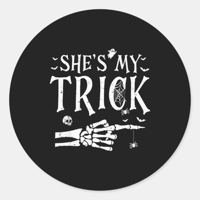 She's My Trick Skeleton Hand Halloween Costume Cou Runder Aufkleber (Vorderseite)