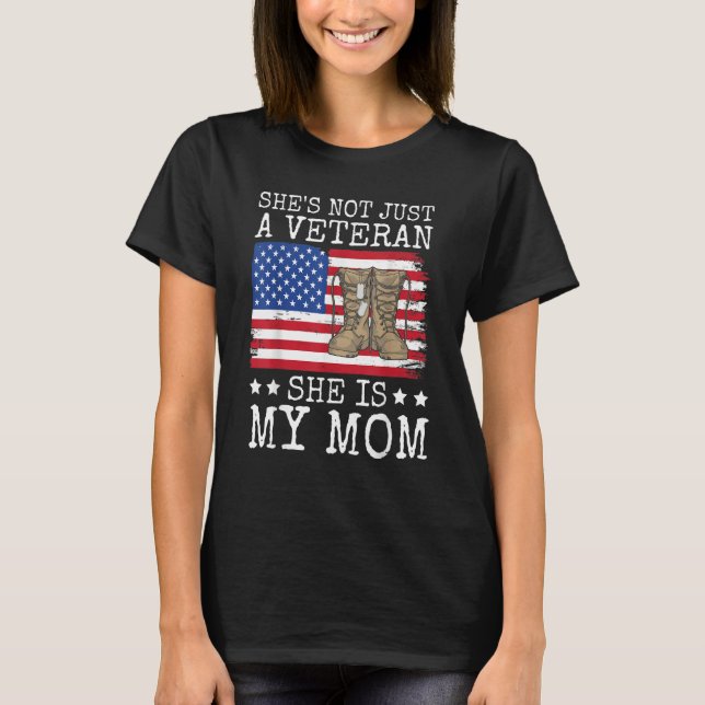 She's Not Just A Veteran She Is My Mom Happy Veter T-Shirt (Vorderseite)