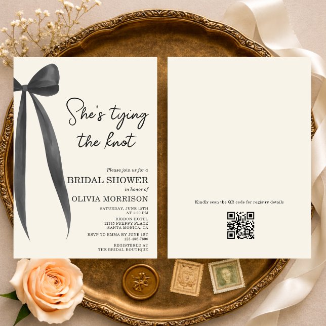 She's Tying the Knot Bow QR Code Bridal Shower Einladung (Von Creator hochgeladen)