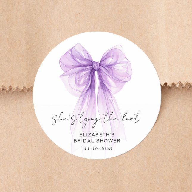 She's Tying The Knot Purple Bow Bridal Shower Runder Aufkleber (She's Tying The Knot Purple Bow Bridal Shower Classic Round Sticker)