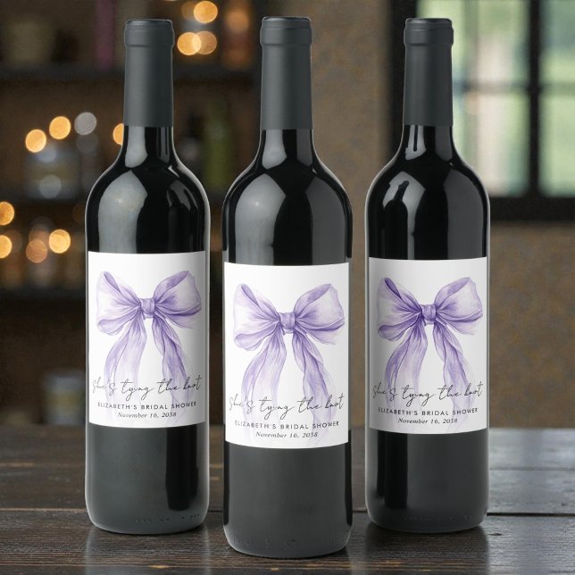 Shes Tying The Knot Purple Bow Bridal Shower Weinetikett (Shes Tying The Knot Purple Bow Bridal Shower Wine Label)
