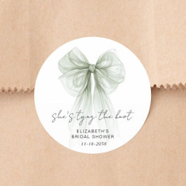 She's Tying The Knot Sage Green Bow Bridal Shower Runder Aufkleber