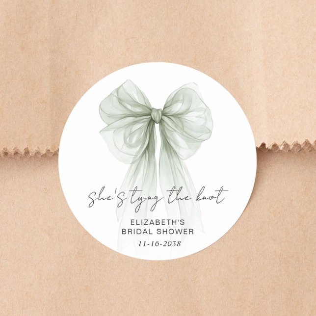 She's Tying The Knot Sage Green Bow Bridal Shower Runder Aufkleber (Von Creator hochgeladen)