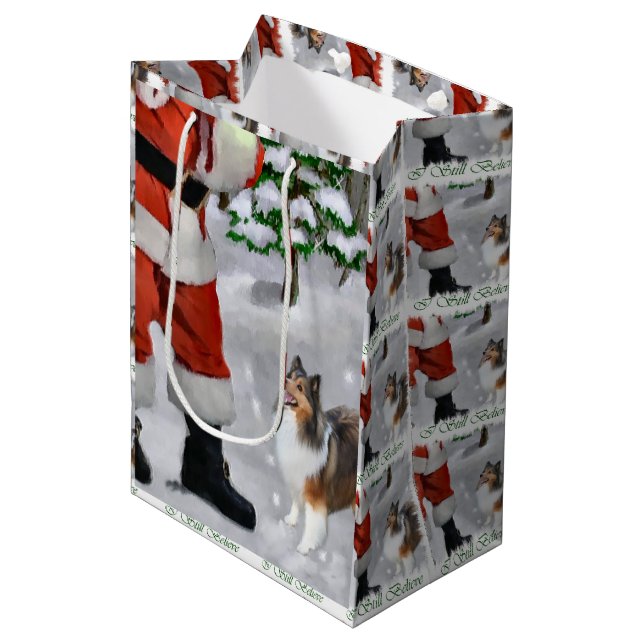 Shetland Sheepdog glaubt Weihnachten Mittlere Geschenktüte (Vorderseite Schrägansicht)