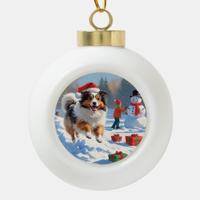 Shetland Sheepdog läuft Schnee mit Weihnachtshut Keramik Kugel-Ornament (Vorderseite)