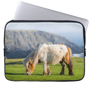 Shetlandpony auf einer Weide nahe hohen Klippen Laptopschutzhülle