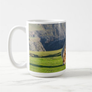 Shetlandpony auf Weide in der Nähe hoher Klippen Kaffeetasse