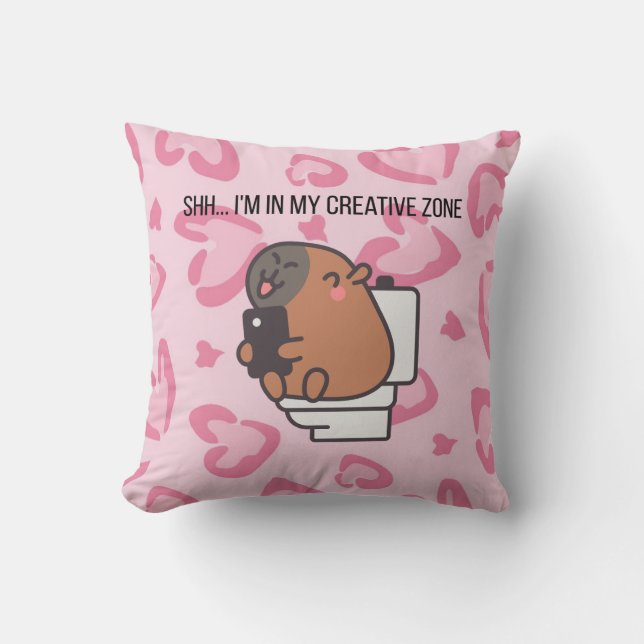 Shh… I’m in My Creative Zone | Funny Capybara Deco Kissen (Vorderseite)