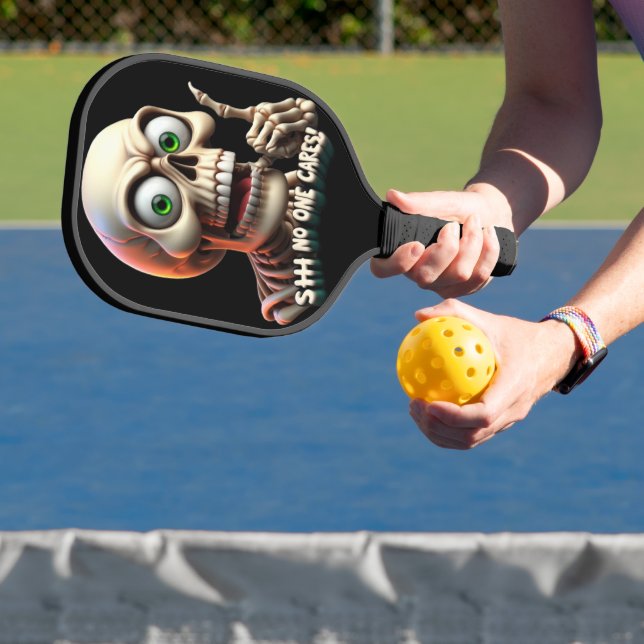 SHHH... Keiner kümmert sich um Skelett mit grünen  Pickleball Schläger (InSitu)