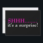 Shhh Überraschung Seventieth Birthday Party Einlad Einladung<br><div class="desc">Sie ist eine Überraschung Geburtstagsfeier in schwarz und heiß rosa. 70 Geburtstagsfeier,  unsere Vorlage ist für Sie bereit. Feiern Sie siebzig!</div>