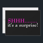 Shhh Überraschung Seventieth Birthday Party Einlad Einladung<br><div class="desc">Sie ist eine Überraschung Geburtstagsfeier in schwarz und heiß rosa. 70 Geburtstagsfeier,  unsere Vorlage ist für Sie bereit. Feiern Sie siebzig!</div>