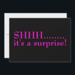 Shhh Überraschung Seventieth Birthday Party Einladung<br><div class="desc">Sie ist eine Überraschung Geburtstagsfeier in schwarz und heiß rosa. 70 Geburtstagsfeier,  unsere Vorlage ist für Sie bereit. Feiern Sie siebzig!</div>