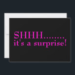 Shhh Überraschung Seventieth Birthday Party Einladung<br><div class="desc">Sie ist eine Überraschung Geburtstagsfeier in schwarz und heiß rosa. 70 Geburtstagsfeier,  unsere Vorlage ist für Sie bereit. Feiern Sie siebzig!</div>