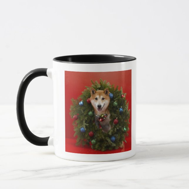 Shiba Inu Hund, der im WeihnachtsKranz sitzt Tasse (Links)