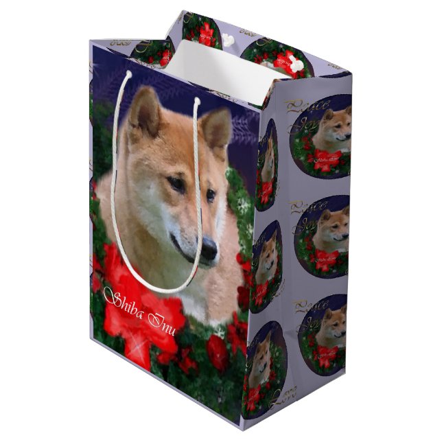 Shiba Inu liebt Weihnachten Mittlere Geschenktüte (Rückseite Schrägansicht)