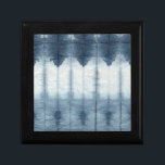 Shibori Indigio Print Erinnerungskiste<br><div class="desc">Shibori Indigio Print. Künstlerin: Chariklia Zarris. Bild-ID: 154370FN.</div>