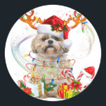 Shih Tzu Christmas Reindeer | Weihnachtsbeleuchtun Runder Aufkleber<br><div class="desc">Mit diesem Shih Tzu Dog Geschenk können Sie eine Überraschung für Ihre Freunde,  Familie oder Liebhaber haben. Dieses Geschenk ist für fast jeden Anlass geeignet. Mit niedlichen Designs und großartigen Materialien hoffen wir,  Ihnen die beststen Familiengegenstände präsentieren zu können.</div>