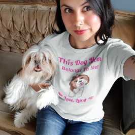 Shih Tzu Hund Mama gehört mir zu rosa Pfauen & Her T-Shirt