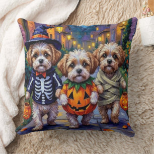 Shih Tzu Hunde beim Trick-or-Treat an Halloween-Ko Kissen