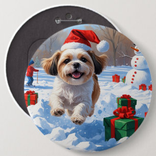 Shih Tzu läuft im Schnee mit Weihnachtshut Button