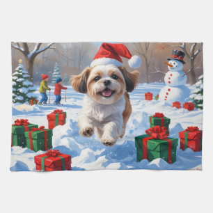 Shih Tzu läuft im Schnee mit Weihnachtsmütze Geschirrtuch