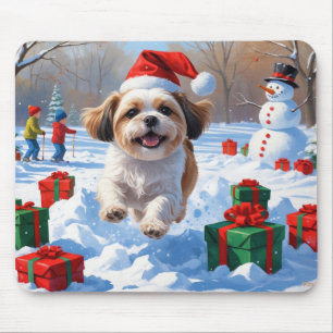 Shih Tzu läuft im Schnee mit Weihnachtsmütze Mousepad