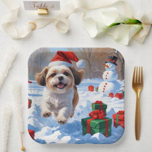 Shih Tzu läuft im Schnee mit Weihnachtsmütze Pappteller