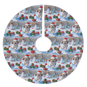 Shih Tzu läuft im Schnee mit Weihnachtsmütze Polyester Weihnachtsbaumdecke