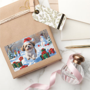 Shih Tzu läuft im Schnee mit Weihnachtsmütze Rechteckiger Aufkleber