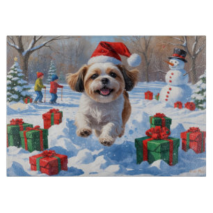 Shih Tzu läuft im Schnee mit Weihnachtsmütze Schneidebrett