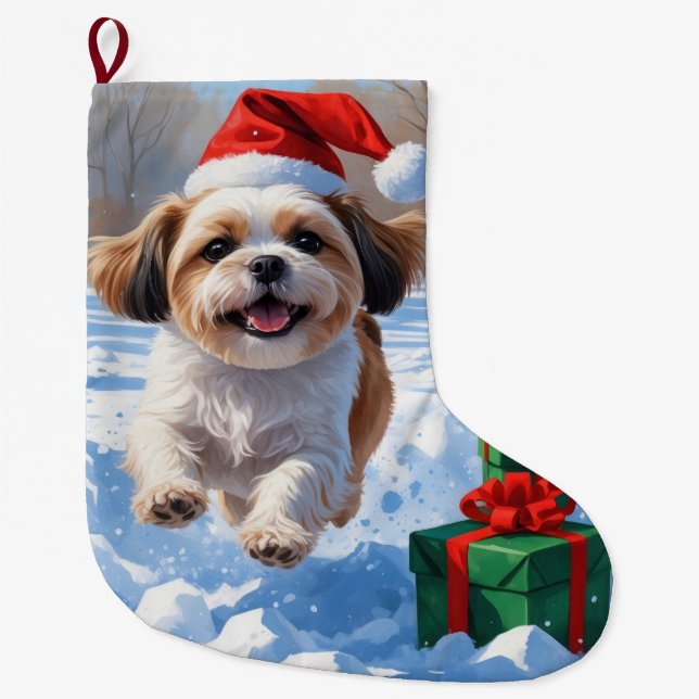 Shih Tzu läuft in Snow mit Weihnachtshut Großer Weihnachtsstrumpf (Vorderseite)