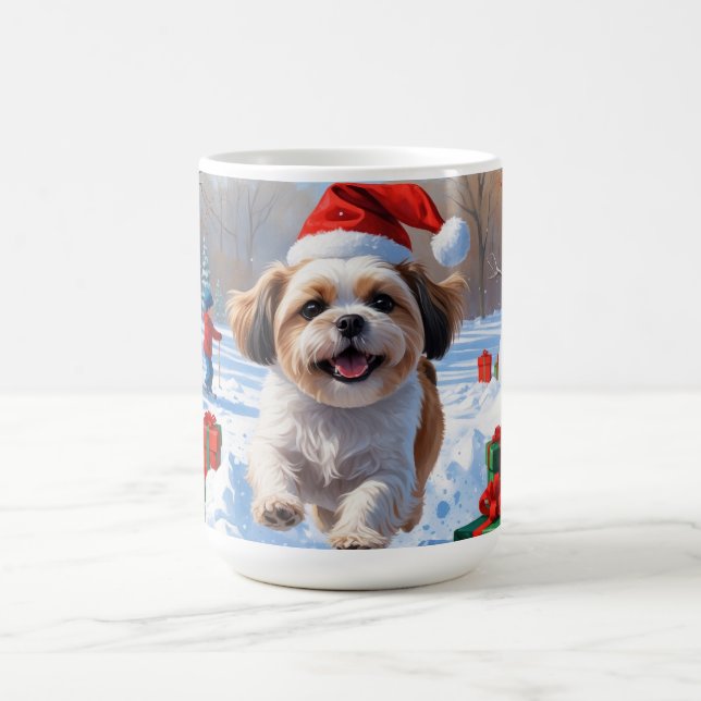 Shih Tzu läuft in Snow mit Weihnachtshut Kaffeetasse (Mittel)