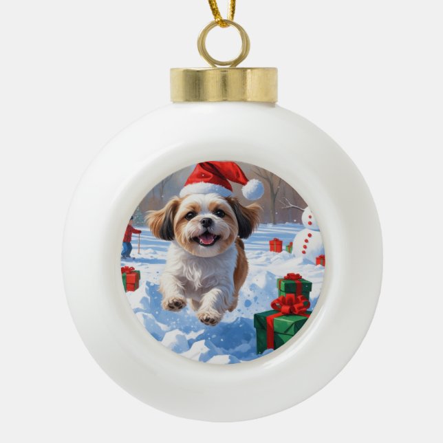 Shih Tzu läuft in Snow mit Weihnachtshut Keramik Kugel-Ornament (Vorderseite)