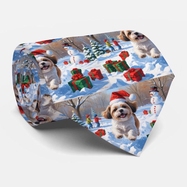 Shih Tzu läuft in Snow mit Weihnachtshut Krawatte (Gerollt)