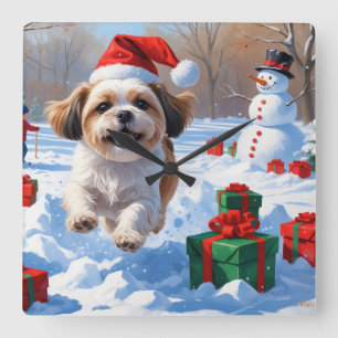 Shih Tzu läuft in Snow mit Weihnachtshut Quadratische Wanduhr