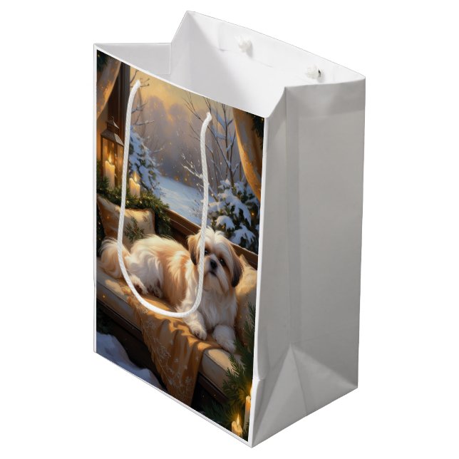 Shih Tzu mit Weihnachtsbeleuchtung Urlaub Mittlere Geschenktüte (Vorderseite Schrägansicht)