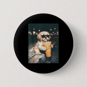 Shih Tzu trinkt eisgekühlten Kaffee lustiger Haust Button