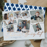 Shine Bright 7 Sofortfoto Collage Hanukkah<br><div class="desc">Dieses stilvolle und einzigartige Design der Ferienkarte bietet 7 Sofortschriftkollagen und gepresste Folien, die in den Worten "Shine Bright" in der Schriftzeichen-Kalligraphie geschrieben sind. Der Familienname befindet sich ganz unten. Die Rückseite der Karte ist mit einem modernen und abstrakten geometrischen "Stern des Davids"-Muster in der gleichen marineblauen Farbe gefüllt. Entworfen...</div>