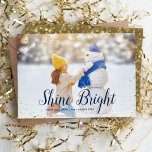 Shine Bright | Glitz Imitats Glitzer Foto Overlay<br><div class="desc">Günstige, individuell bedruckte Urlaubskarten mit einfachen Vorlagen für die Anpassung. Dieses schicke, moderne Design hat ein Imitat Glitzer Konfetti-Rand und stilvolle Kalligraphie-Text. In der Formulierung steht "Shine Bright - Happy Hanukkah". Personalisieren Sie es mit Ihren Fotos und fügen Sie Ihren Familiennamen und das Jahr hinzu. Die Rückseite hat ein Imitat...</div>