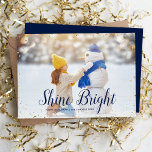 Shine Bright | Glitz Imitats Glitzer Foto Overlay<br><div class="desc">Günstige, individuell bedruckte Urlaubskarten mit einfachen Vorlagen für die Anpassung. Dieses schicke, moderne Design hat ein Imitat Glitzer Konfetti-Rand und stilvolle Kalligraphie-Text. In der Formulierung steht "Shine Bright - Happy Hanukkah". Personalisieren Sie es mit Ihren Fotos und fügen Sie Ihren Familiennamen und das Jahr hinzu. Die Rückseite hat Platz für...</div>