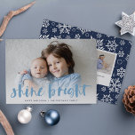 Shine Bright | Vollständige Hanukkah-Foto Feiertagskarte<br><div class="desc">Festive Hanukkah Fotokarte mit ihrem beliebten horizontalen oder landschaftsorientierten Foto in voller Blende, mit "glänzend hell" überlagert in blau handgeschriebener Pinseltypografie. Personalisieren Sie die Kartenvorderseite mit Ihren Namen und kurzen Urlaubsnachrichten, und fügen Sie drei zusätzliche Fotos auf der Rückseite in einer Collage Layout auf einem marineblauen gemusterten Hintergrund, zusammen mit...</div>