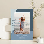 Shine Colorblock | Vertikales Foto Hanukkah Feiertagskarte<br><div class="desc">Ein elegantes und elegantes Hanukkah-Kartendesign mit einem vertikal oder porträtorientierten Single auf Bio Hintergrund in sanften Schattierungen von Eiswinterblau. "Shine" erscheint neben Ihrem Foto in dezenter Schrift. Personalisieren Sie mit Ihrem Familiennamen und dem individuellen Hanukkah Gruß unten für die perfekte Touch zu diesen naturlich inspiriert Fotokarten 2021.</div>