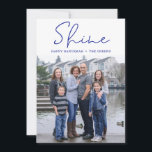 Shine Happy Hanukkah Blue Foto Holiday Card Feiertagskarte<br><div class="desc">Diese wunderbare Fotokarte mit "Shine", "Happy Hanukkah" und Ihrer Familie in blau vorne und passend blau hinten mit weißen Sternen von David ist perfekt für jede Familie. Jeder wird Liebe ein neues Foto bekommen. Wählen Sie einfach diese Vorlage personalisieren, laden Sie ein beliebiges Foto hoch und geben Sie Ihren Familiennamen...</div>