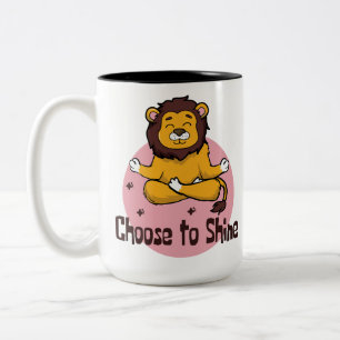 Shine Kawaii Happy Lion Doing Yoga Pose wählen Zweifarbige Tasse