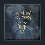Shine on you Crazy Diamond Quote Gold Typografie Magnet<br><div class="desc">"Shine On You Crazy Diamond" Design mit einem trendigen Pinselstrich Schriftart in Metallic auf einem nächtlichen Wasserfarbenhintergrund.</div>