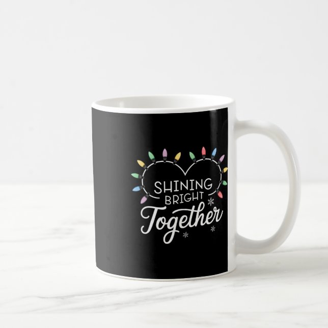 Shining Bright Together Holiday Lights Herz Chris Kaffeetasse (Rechts)