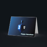Shiny Blue Dreidel Feiertagskarte<br><div class="desc">Ein modernistisches,  metallisches,  blaues Dreieck vor einem dunklen,  nächtlichen Hintergrund. Zwei der hebräischen Briefe,  die auf einem dreifachen gefunden wurden,  nun Nonne und glänzen,  leuchten hell. Text liest "Happy Hanukkah" auch in leuchtend blau und weiß.</div>