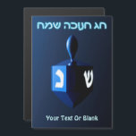 Shiny Blue Dreidel Magnetkarte<br><div class="desc">Ein modernistisches,  metallisches,  blaues Dreieck vor einem dunklen,  nächtlichen Hintergrund. Zwei der hebräischen Briefe,  die auf einem dreifachen gefunden wurden,  nun Nonne und glänzen,  leuchten hell. Auch der hebräische Text "Chag Chanukkah Sameach" (Happy Hanukkah) erscheint in blau und weiß. Fügen Sie Ihren eigenen zusätzlichen Text hinzu.</div>
